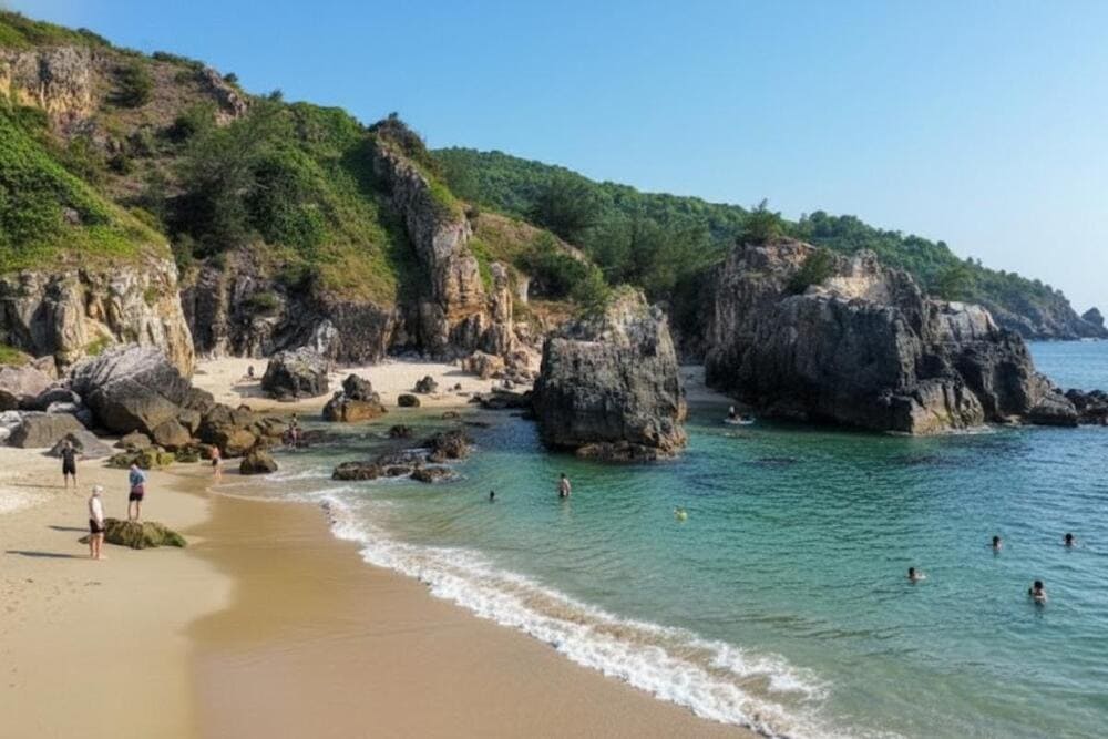 Bãi Đá Nhảy nổi tiếng với những khối đá muôn hình dạng